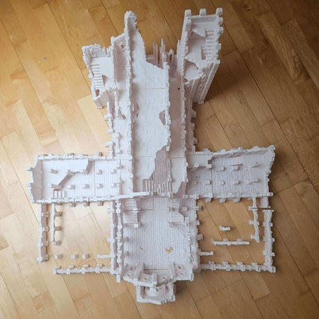 Große Ansicht des Ruined Monastery Tabletop-Terrains, zeigt die eindrucksvollen Maße