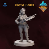 Armbrust tragende Kristalljägerin - 32mm Tabletop Figur