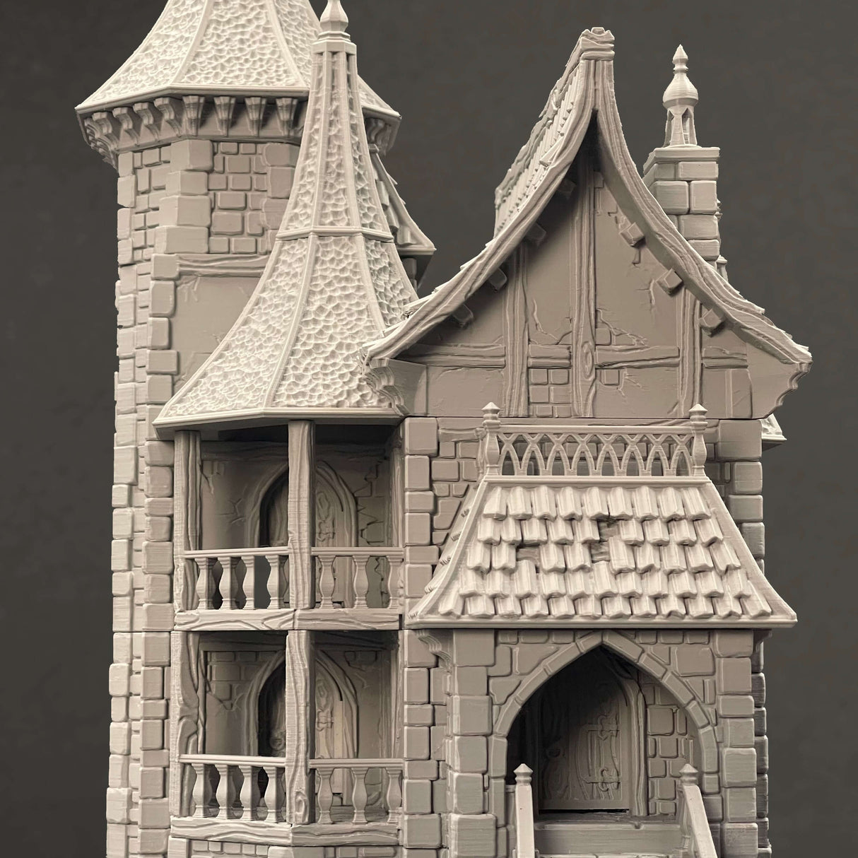 Turm und Balkone einer majestätischen Tabletop-Mansion
